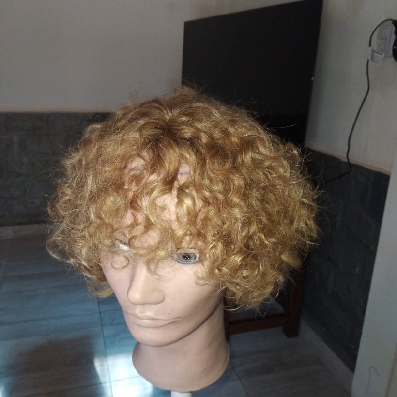 Peluca de cabello natural rubio con rulos en Mendoza